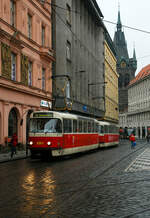 Straenbahn Prag, der Triebwagen DPP 8301 ČKD Tatra T3R.P gekuppelt mit einem weiteren ČKD Tatra T3R.P, am 23.11.2022, als Linie 9, auf der Senovn nměst Prag.

Im Hintergrund der Heinrichsturm (Jindřisk vě) ein Glockenturm in der Prager Neustadt in gotischem Baustil. Der Turm hat eine Hhe von 67,7 Metern und wurde von 1472 bis 1475 erbaut.
