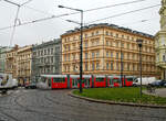 Straßenbahn Prag, der Triebwagen DPP 9137, ein fünfteiliger sechsachsiger Škoda 14T am 23.11.2022, als Linie 24, auf der Senovážné náměstí Prag.DPP steht