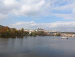 (198'875) - Die Moldau mit Pragerburg und Karlsbr�cke am 20. Oktober 2018 in Praha