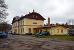 Der schöne Bahnhof Bečov nad Teplou (Petschau) der Bahnstrecke Mariánské Lázně–Karlovy Vary (Marienbad–Karlsbad) – SŽDC 149 und Anfangs- bzw.