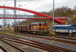 Die ČD Cargo 742 419-5 (CZ- ČDC 92 54 2 742 419-5) erreicht am 17.04.2023, mit zwei vierachsigen offenen Drehgestell-Gterwagen der Gattung Eanos 9-152.0, den Bahnhof Karlovy Vary