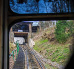 Der Wagen „DIANA 1“ der Standseilbahn Diana (tschechisch Lanová dráha Diana) in Karlsbad (Karlovy Vary) erreicht am 18.04.2023 bald die Mittelstation Jelení skok