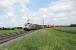 386 035-0 zieht mit einem Containerzug bei Uffenheim in Richtung Würzburg.