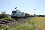 386 018-6 zieht mit einem Containerzug bei Oberdachstetten in Richtung Norden.