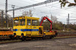 Der tschechische Schwerlastkleinwagen mit Kran MUV 74.2 032 (99 54 9628 845-4 CZ-SŽCZ) der Správa železnic ist am 18.04.2023 beim (oberen) Bahnhof Karlovy Vary (Karlsbad) abgestellt.