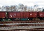 Zweiachsiger offener Wagen (Hochbordwagen), 21 54 5543 864-2 CZ- ČDC Gattung Es 110.6 (entspr. etwa Es 050, ex Gattung Omm 55) der ČDC - České dráhy Cargo, abgestellt am 19.04.2023 beim Bahnhof Mariánské Lázně (Marienbad).

Der Wagen scheint mittels Waggonkippanlage stirnkippbar zu sein, dafür hat er klappbare Stirnklappen. 

TECHNISCHE DATEN:
Spurweite: 1.435 mm (Normalspur)
Länge über Puffer: 10.000 mm
Achsabstand: 6.000 mm
Ladelänge:  8.760 mm
Ladehöhe: 1.500 mm
Lichte Türbreite: 1.800 mm
Ladefläche: 24,0 m²
Laderaum:  36,0 m³
Höchstgeschwindigkeit: 100 km/h (beladen) / 120 km/h (leer)
Maximales Ladegewicht: 27,0 t ab Streckenklasse C
Eigengewicht: 12.900 kg
Bremse: DK-GP (DAKO)
Handbremse: Nein
Intern. Verwendungsfähigkeit: RIV
