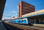 Der Bahnhof Cheb (Eger) am 21.04.2023, hinten (auf Gleis 1) steht der RegioPanter 651 204-0 / 650 204- 1 (CZ-ČD 94 54 1 651 204-0 / CZ-ČD 94 54 1 650 204-1), ein zweiteiliger