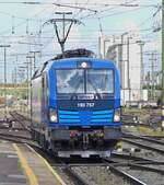 Siemens Vectron 193 757, (91 80 6193 757-2 D-ELOC ), von M�V, f�hrt auf ein Nebengleis im Bahnhof Budapest Keleti, bis ihr Wagen Zug an den Bahnsteig geschoben wurde und sie wieder vor die Wagen