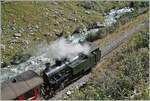 Unterwegs nach Oberwald: Die DFB (Dampfbahn Furka Bergstrecke) HG 4/4 704 mit ihrem Dampfzug 133 auf der Fahrt der jungen Rhone entlang zwischen Gletsch und Oberwald.