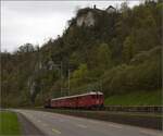 Die RVT-Fahrt zum Feldschl�sschen.

Ae 3/6 III 10264 mit dem RVT-Zug unter der Vorbourg, ABDe 2/4 102 der RVT-Historique am Zugschluss. April 2023.