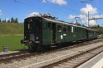 EBT 240 verlasst am 18 Mai 2025 Sümiswald-Grünen während das grosse Spektakel  150 Jahre Emmentalbahn  das innerhalb die ganze Region Emmental gefeiert wurde.