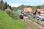Ein Zug der VHE (Verein Historische Eisenbahn Emmental) mit Lok Ed 3/4 2 hat Wasen im Emmental erreicht.