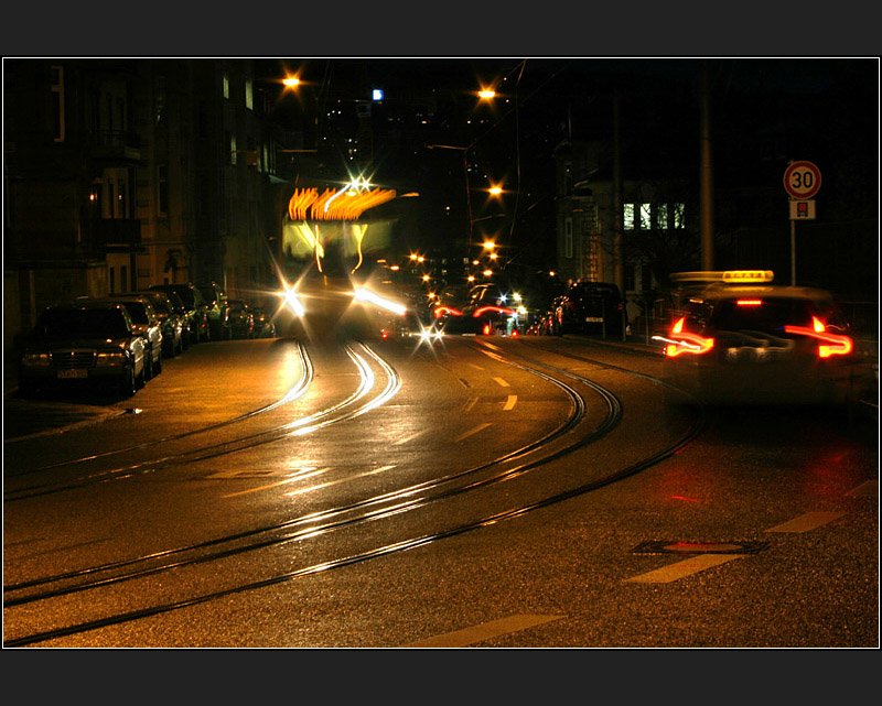 Verkehr in Stuttgart bei Nacht, aufgenommen in der Hausmannstra�e. (Jonas)