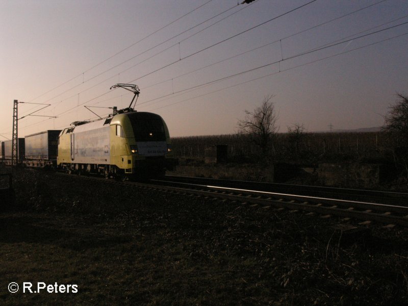 Voll Im gegenlicht kam ES64 U2- 041 mit ein LKW-Walter bei Oestrich-Winkel. 13.02.08