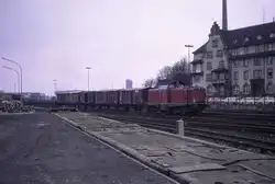 Am Bahnhof von Singen (Hohentwil): Diesellok 212 195 mit damaligen Güterwagen, vor allem Wagen aus Italien.