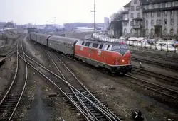 Am Bahnhof von Singen (Hohentwil): Einfahrt der Diesellok 221 126.