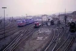 Am Bahnhof von Singen (Hohentwil): Ausfahrt der Diesellok 221 149, daneben Diesellok 211 347 und die beiden Dampfloks 50 3024 und 50 503.