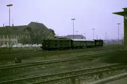 Am Bahnhof von Singen (Hohentwil): SBB-Zug der damaligen Strecke nach Etzwilen mit Lok Bm4/4 18452, Leichtstahlwagen 50 85 20-39 121 und einem zweiachsigen Gep�ckwagen.