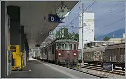 Trotz knapper Umsteigezeit doch noch ein Schnappschuss riskiert: Gleich drei BLS Re 4/4 fahren mit einem Transitgüterzug in Visp Richtung Süden.