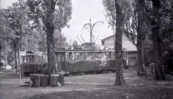 Die ehemalige Tramlinie 1 (Betriebseinstellung 11.Oktober 1965): Wagen 172 ist zwar halb verdeckt, doch gibt das Bild die Atmosphäre an der alten Endstation Güterbahnhof mit seiner