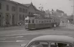 Die ehemalige Tramlinie 1 in Bern: Motorwagen 173 mit Anh�nger 228 am einstigen Bahnhofplatz neben der alten Endstation der SZB-Z�ge aus Zollikofen und Solothurn.