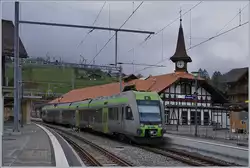Der BLS Lötschberger RABe 535 124 im MOB Bahnhof Zweisimmen.