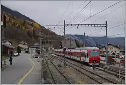 Wohl zu Schulugszwecken befinden sich gleich zwei TMR Region Alpes RABe 525 imk Bahnhof vn Orsières.