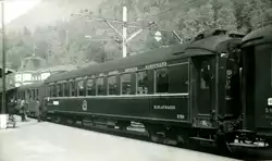 Altbau Schlafwagen waren h�ufig, hier Wagen CIWL 3726 in Interlaken Ost, um 1963.