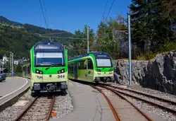 Zwei tpc AOMC/ASD Beh 2/6 meterspurige Triebzüge mit gemischtem Adhäsions- und Zahnradbetrieb vom Typ Stadler SURF stehen am 08 September 2023 im Endbahnhof der AOMC in Champéry (1.037