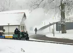 Die Kleineisenbahn auf dem Gurten: Dampflok Molly neben der Werkstätte, 13.Januar 2024 