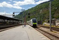 Der BLS MIKA 110 (in Regioexpress-Ausführung) - RABe 528 110 (94 85 7528 110-0 CH-BLS) erreicht am 25 Mai 2023, als RE von Bern via Spiez und Kandersteg nun den Bahnhof Brig (auf Gleis 9).