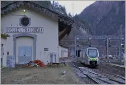 Nun hat der MIKA seine Italien-Zulassung! Der BLS RABe 528 117 verlässt als RE 1 von Bern nach Domodossola die Station Iselle di Traqsquera.