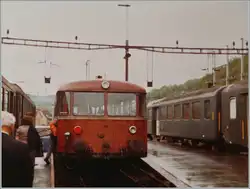 Ein DB Schienenbus VT98 wartet in Koblenz (CH) auf seine Fahrgäste nach Waldshut (D).