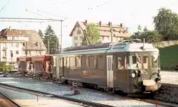Triebwagen 141 der einstigen Gruyère-Fribourg-Morat Bahn GFM, der anfänglich der Beförderung von Kieswagen für die damals im Bau befindliche Autobahn diente.