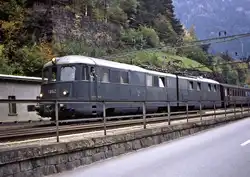 Ae 8/14 11852 (1938, ausrangiert 1972) wartet am Bahnhof Wassen.