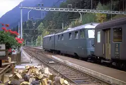 Ae 8/14 11852 vor einem Personenzug vermutlich mit Halt an allen Stationen.