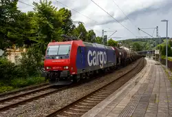 Die an die SBB Cargo International AG vermietete SBB Cargo Re 482 0017-1 (91 85 4482 017-1 CH-SBBC) fährt am 16 Juli 2024 mit einem Kesselwagenzug durch Kirchen/Sieg in Richtung Köln    Die