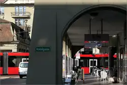 Mit Peter unterwegs in Bern -     Ein Bild zum Weiterdenken: Hinter den Arkaden am Casinoplatz fährt ein Tramlink vom Casionplatz in den diagonal versetzten Theaterplatz ein.