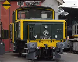 Etwas versteckt vor der Werkstatt in Balsthal steht die wunderbar in den Originalzustand zur�ckversetzte Zweispannungsrangierlok Ee 3/3 16515.