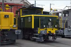 Etwas versteckt vor der Werkstatt in Balsthal steht die wunderbar in den Originalzustand zurückversetzte Zweispannungsrangierlok Ee 3/3 16515.