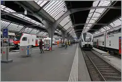 Stadler Doppelstock Fernverkehrszüge in Zürich HB: Links der SBB RABe 512 als RE 57 nach Aarau und rechts ein DB 4010 als IC nach Stuttgart.