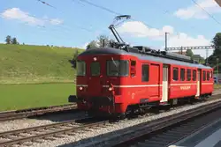 Am 18 Mai 2025 verlasst SZU BDe 92 als Extrazug der Bahnhof von Sümiswald-Grünen.