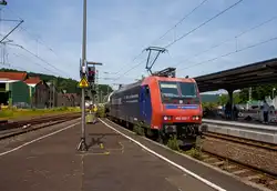 Die an die SBB Cargo International AG vermietete SBB Cargo Re 482 022-1 (91 85 4482 022-1 CH-SBBC) der SBB Cargo fährt am 18 Juni 2025 mit einem Kesselwagenzug durch Betzdorf/Sieg in Richtung