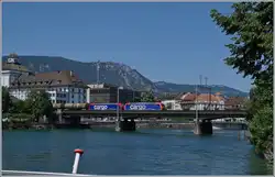 Zwei SBB Re 482 in Vielfachsteuerung überqueren zwischen Solothurn West und Solothurn die Aare.