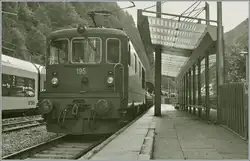 Die BLS Re 4/4 192 ist mit ihrem Autotunnelzug in Iselle angekommen und wartet nun uaf die baldige Rückfahrt.