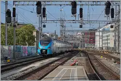Der SNCF Régiolis tricourant Z 31535 und ein weiterer erreichen als LEX nach Coppet den Bahnhof von Genève.