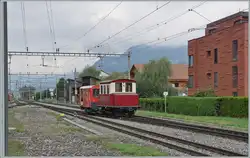 Der Tm 106 002 rangiert in Meirigen den KWO MIB Ta 2/2 N° 3 TRUDI in Meiringen auf das Gleis 1 was bedeutet, dass der Akkumulator-Triebwagen nicht alleine fahren kann oder darf.