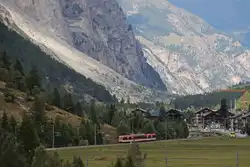 Der Bergsturz von Randa: BDeh4/8 2053 im Pendelverkehr Täsch-Zermatt hat gerade Täsch verlassen.
