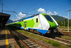 Der Trenord „Caravaggio“ ETR 421-042 (94 83 4441 842-5 I-TN / 94 83 4441 042-0 I-TN) ein vierteilige Hitachi Caravaggio am 25 Mai 2023 im Bahnhof Domodossola.