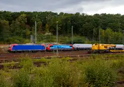 In Doppeltraktion fahren die beiden an die SBB Cargo International AG vermieteten Re 482 011-4 „ChemOil“ (91 85 4482 011-4 CH-SBBC) und die Re 482 020-5 „Europa“ mit Werbung